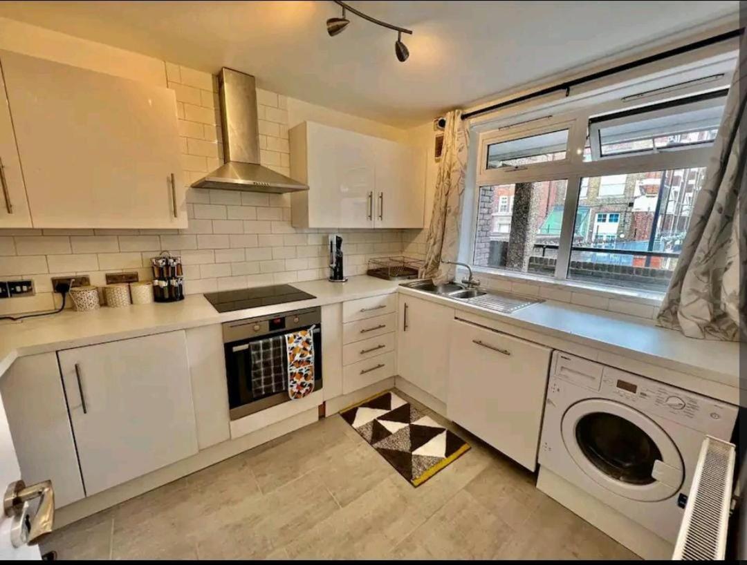 Lovely 2Br Suite In Bow, E3 伦敦 外观 照片